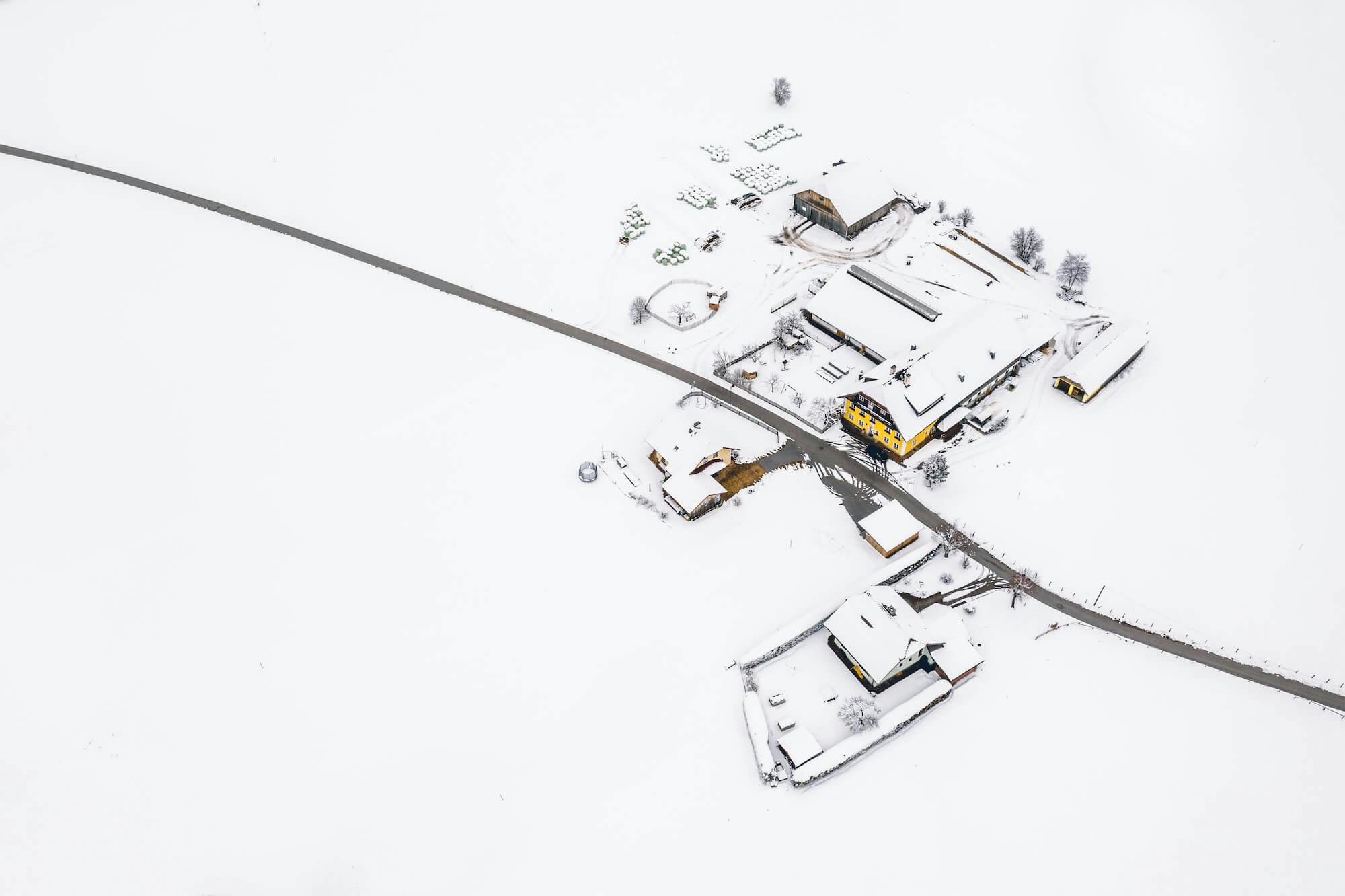 Drone opname door Ungraded van een chalet in de bergen