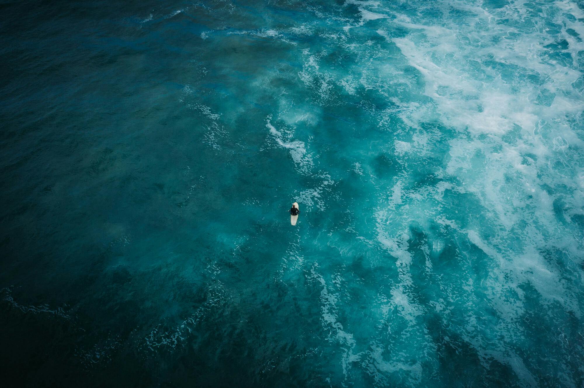 Drone opname door Ungraded van een surfer op de golven