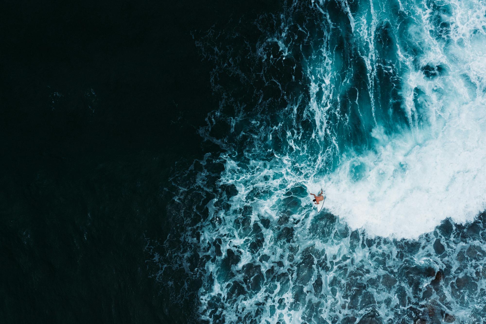 Drone opname door Ungraded van een surfer op de golven